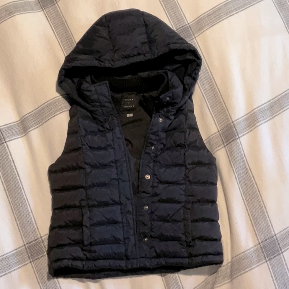 T-down by theory / uniqlo Navy & Black hooded down feather vest (size 7-8)